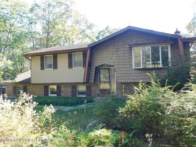 Building Photo - 3-bedroom, 2-bath home featuring an open f...