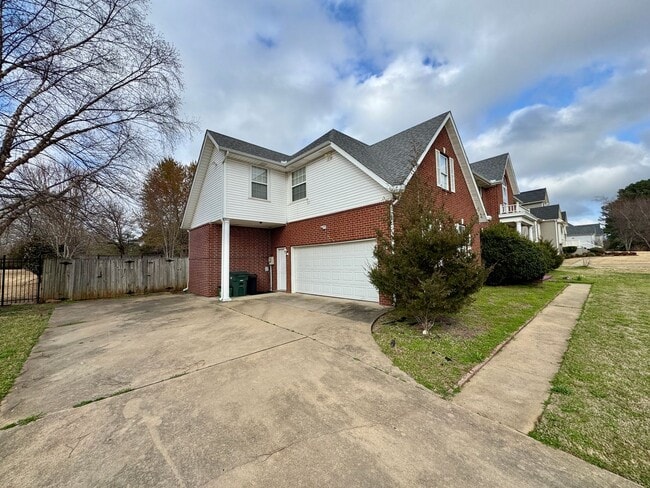 Photo - East Fayetteville 7 bedrooms 5 baths, VANDERGRIFF DIST - beautiful spread
