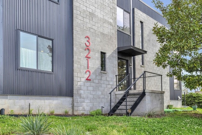 Building Photo - Custom-Built 4 Bed/ 2 Full + 2 Half Bath Modern Home at the base of Love Circle, Fully Furnished,...