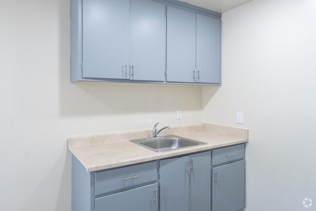 1BD, 1BA - 550SF - Kitchen - Holiday Orchard Apartments