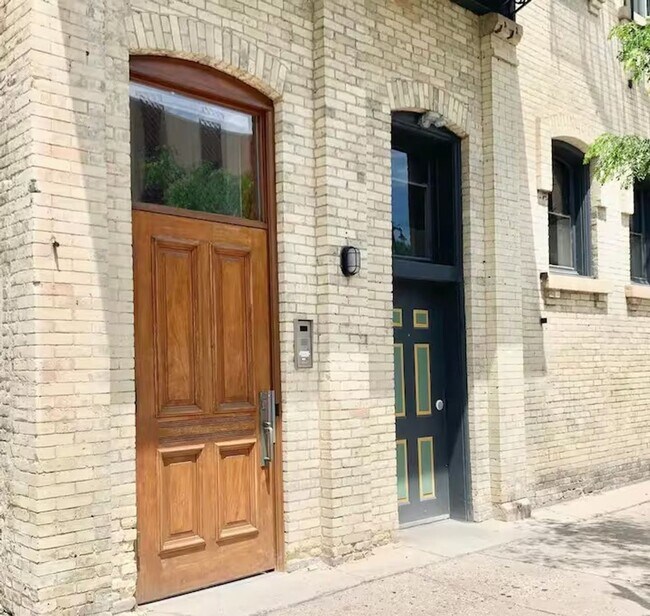 Photo - Enormous Upper Floor Unit in Heart of Down...