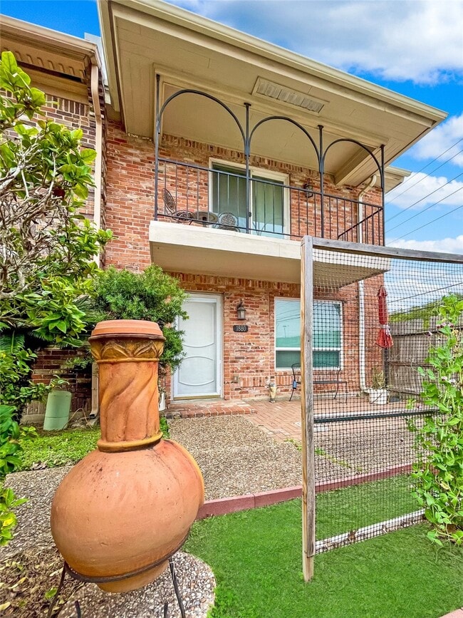 Photo - 1880 Saxony Ln