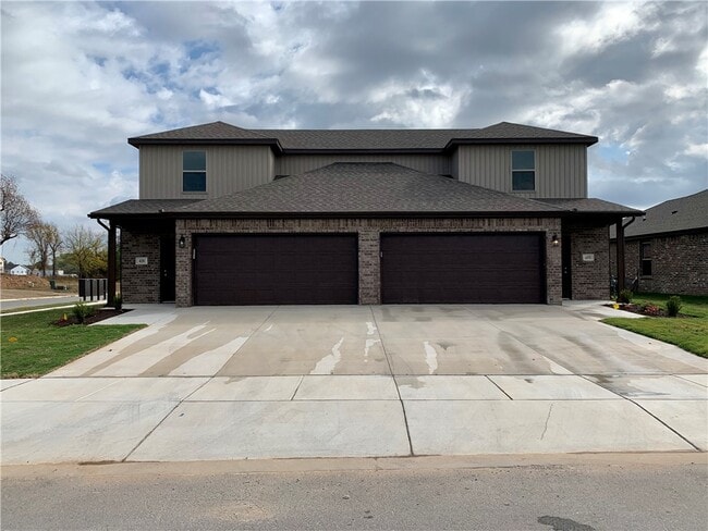 Photo - 400 Red Robin St