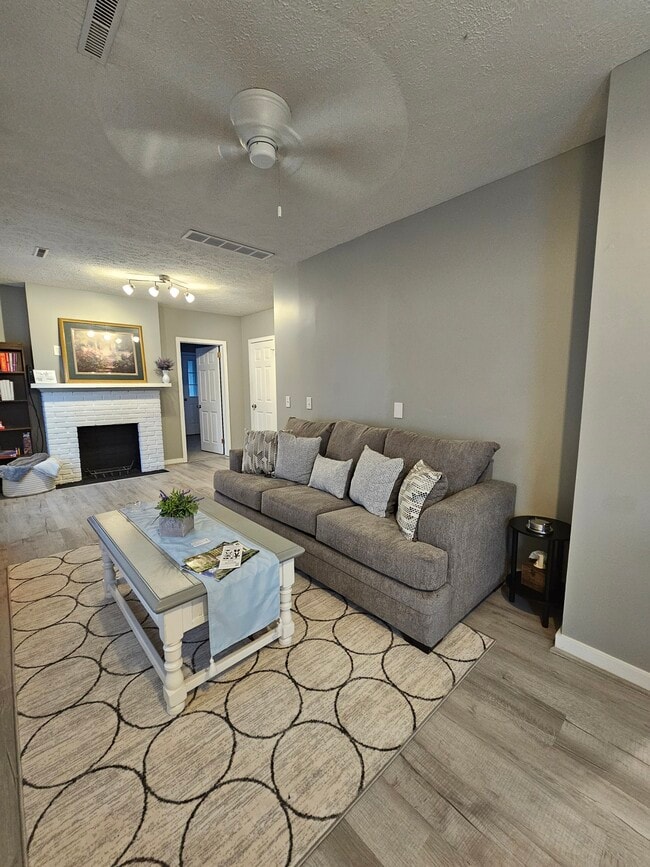 Photo - 115 W 5th Ave Unidad Modern Carriage House