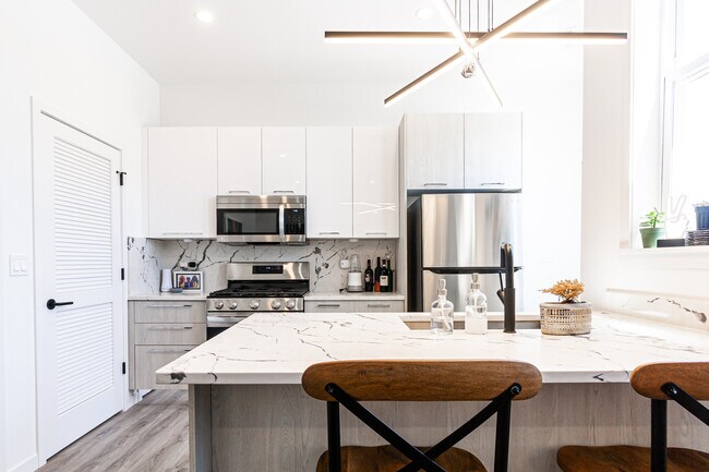 Photo - 2739 W Division St