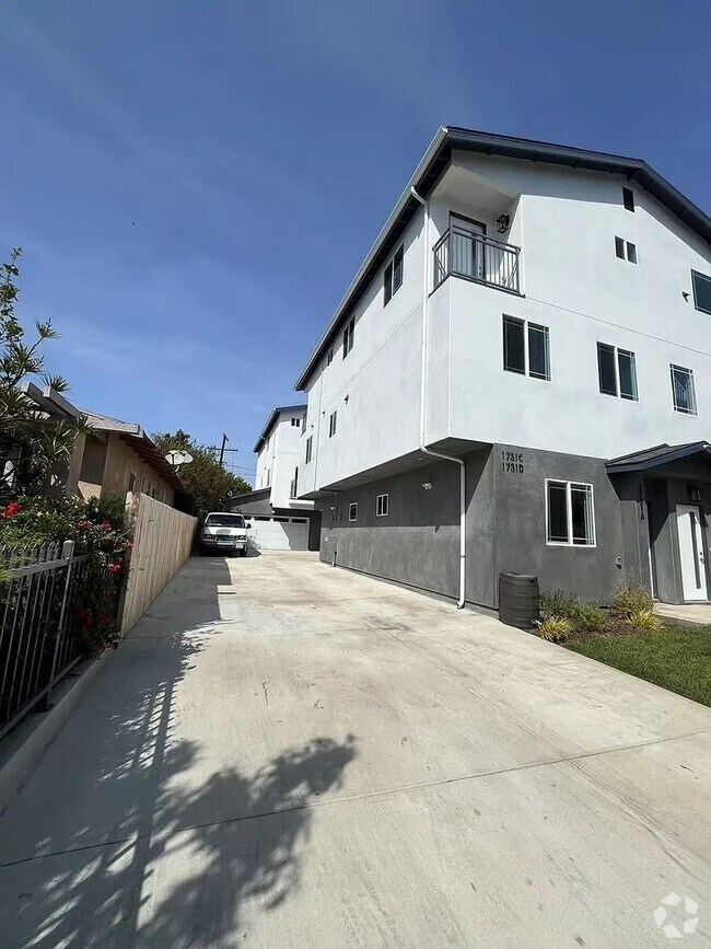 Building Photo - 1731 E 68th St Unit A Rental
