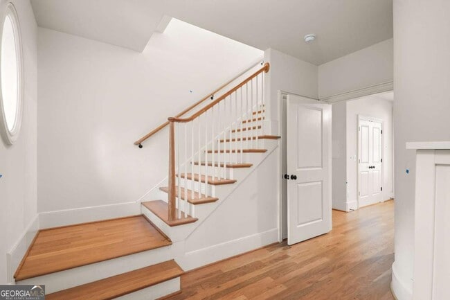 Photo - 689 Fraser St SE