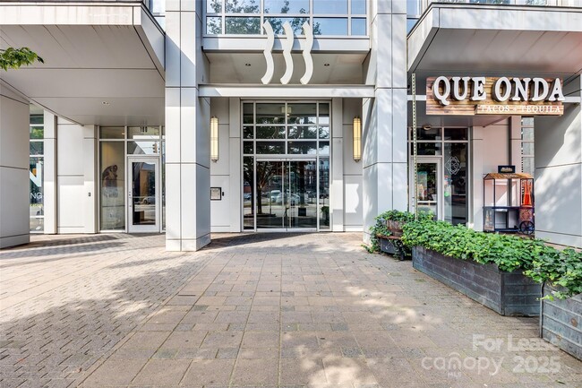 Photo - 333 W Trade St Unidad 1802