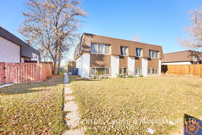Photo - Townhouse with Assigned Parking, Laundry In Unit