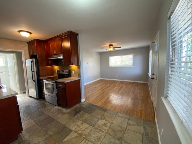 Vista de la sala de estar desde la zona de la cocina. - 2540 Robinson Ave Unidad C