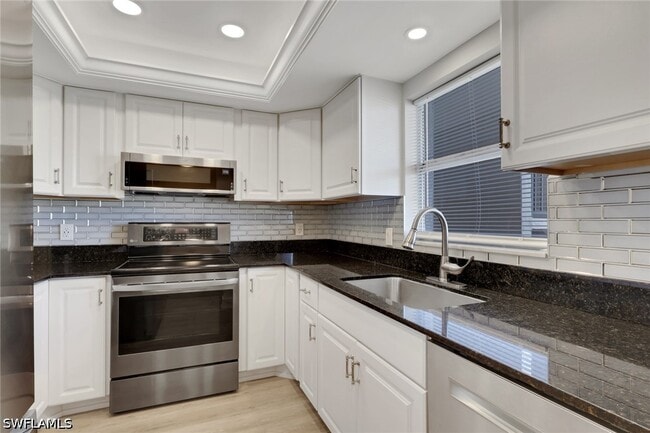 Building Photo - 4912 Tamiami Trl E Unit 2