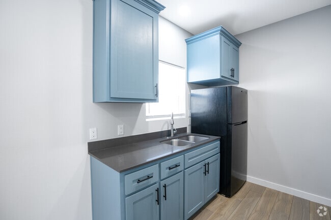 2BR, 2BA - 857SF - Kitchen
