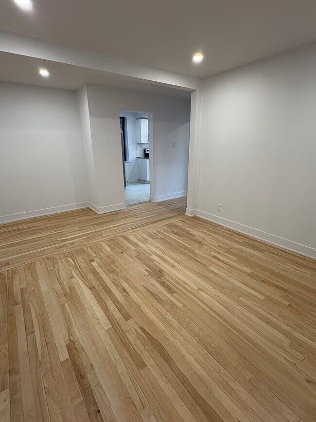 Photo - 4940 Edouard Montpetit Blvd Unité 4