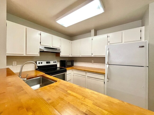 Photo - Great Condo for rent Unit #F101