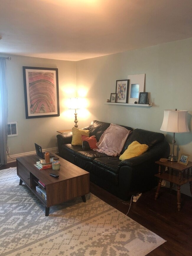 Photo - Charming 2 Bed/ 1 Bath upstairs Apartment ...