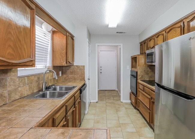 Photo - 203 Bowie St