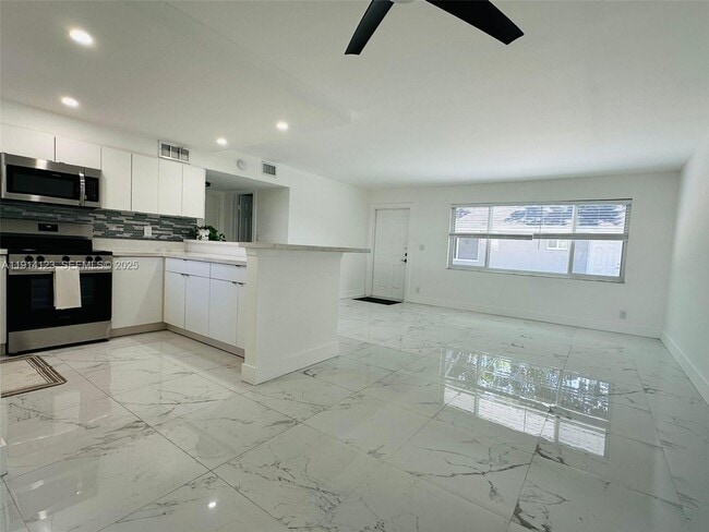 Building Photo - 414 SE 14th St Unit 2