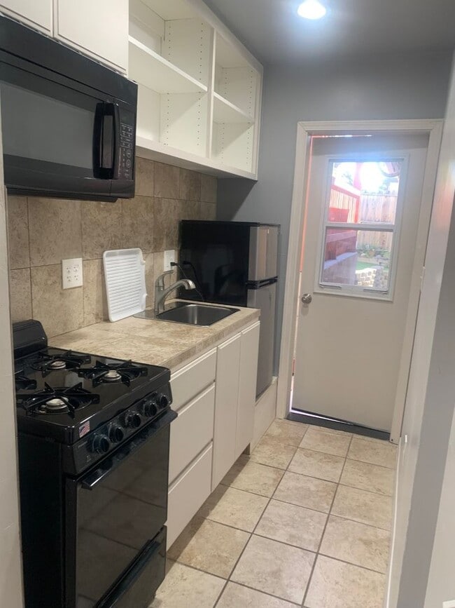 Photo - Adorable Studio in established neighborhood