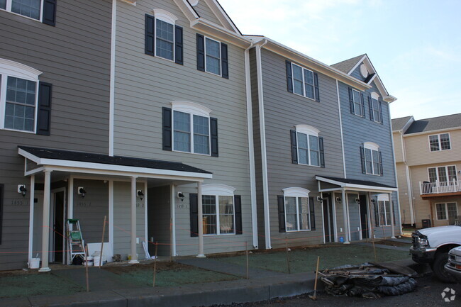 Building Photo - Two Master Suite Apartment Townhoue