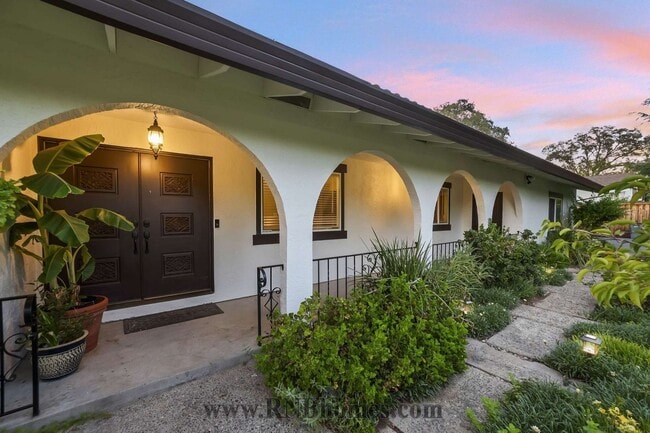 4305 Whispering Oak Cir