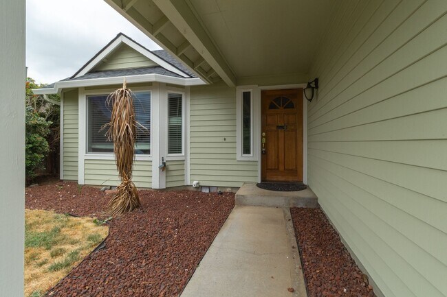 Photo - Beautiful 3 Bed 2 house with 2 Car Garage-...