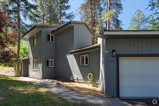 Building Photo - Three Bedroom House in Lynnewood
