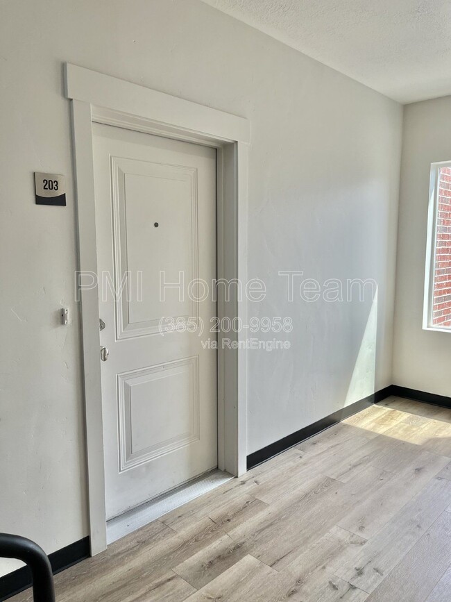 Building Photo - 2874 Kiesel Ave Unit 203