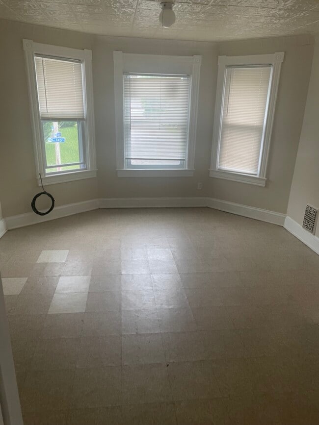 Office Room - 1211 City St Unit 2