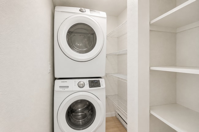 1054 W 20th Ave Unit 4
