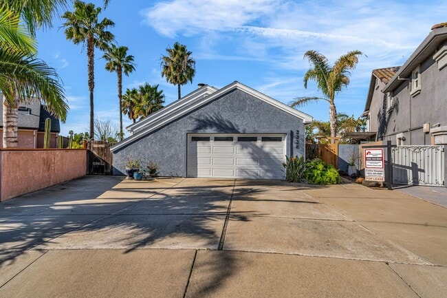 Photo - INCREDIBLE LOCATION... END OF CUL DE SAC WITH OVER 100 FEET ON WATER... MARVELOUS DOCK AND DECK W...