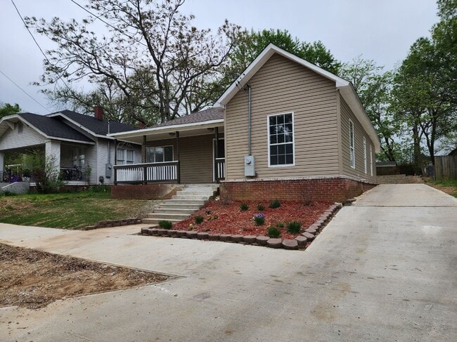 Building Photo - 4 Bed / 3 bath Downtown Jonesboro