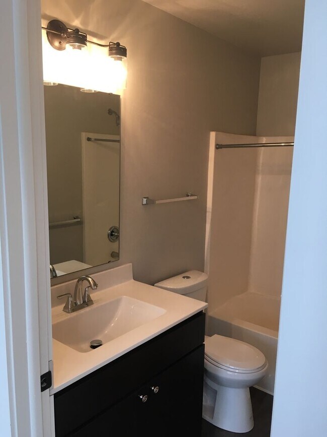 Photo - 238 N George St Unidad 201