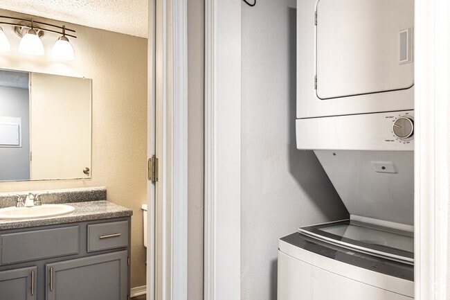 2BR, 2BA - 800SF