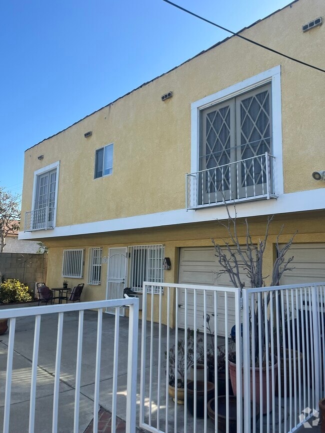 Building Photo - 1132 N Heliotrope Dr Rental