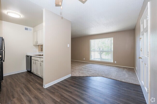 1BR, 1BA - 640SF - Dining Room