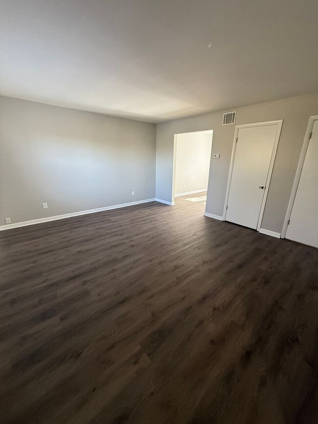 Photo - W Ray Unit Apt #4