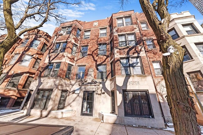 Photo - 3727 N Pine Grove Ave Unidad 103 Rental