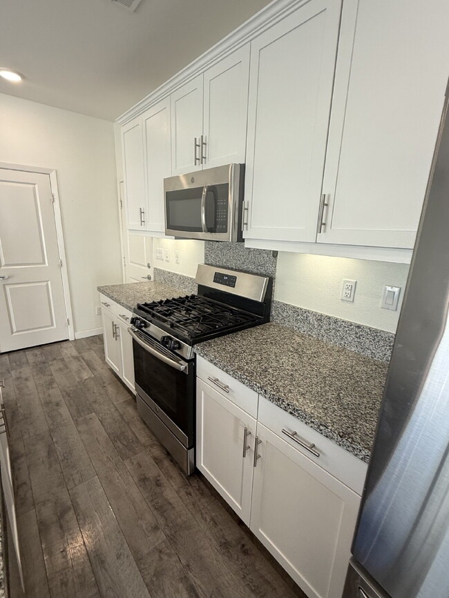 Photo - $500 OFF MOVE IN - Must take possession within 14 days.  Located in the desirable Vista Bella com...