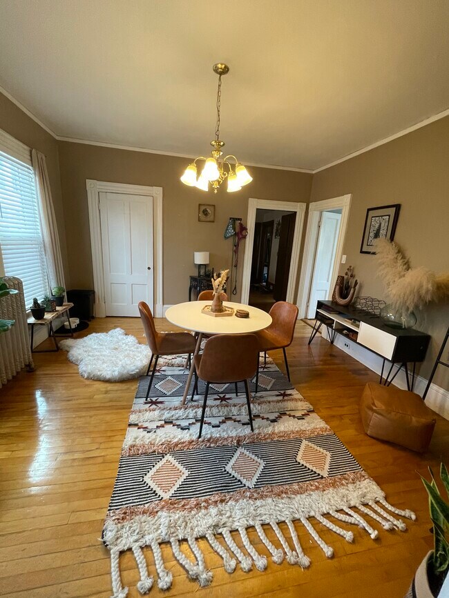 Bright Dining Room - 395 Hanover St Unidad 1