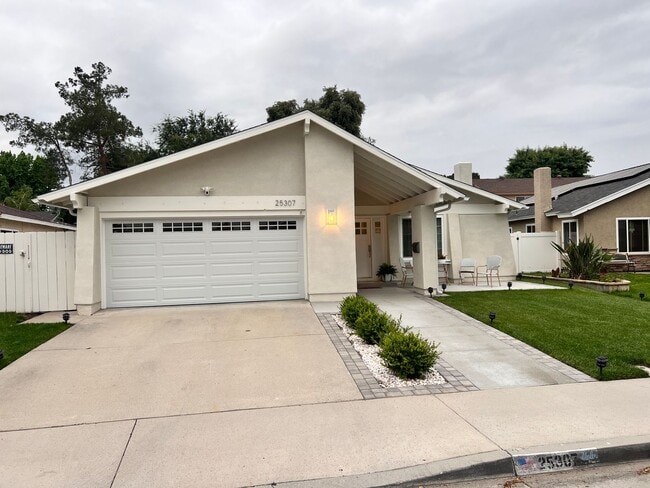 Building Photo - COMING SOON! Single Story 3 Bedroom Home f...