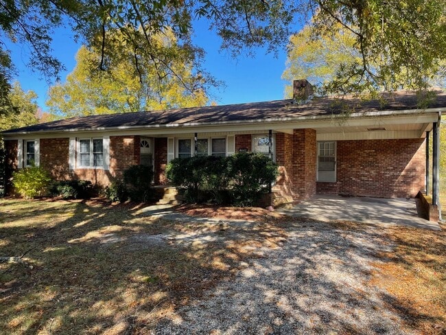 Building Photo - 2-3 BED, 1.5 BATH BRICK HOME