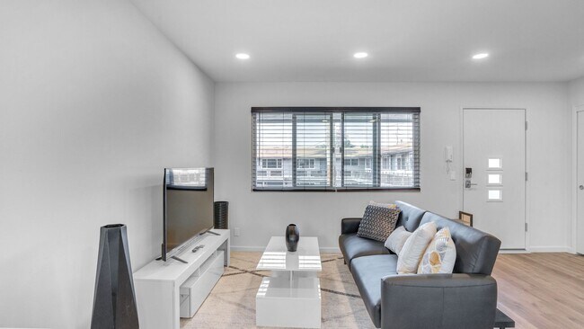 Photo - California St Apartments