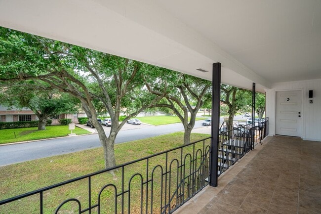 Photo - 1107 Shasta Ave W