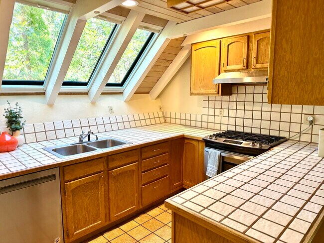 Photo - 5822 Victoria Rd