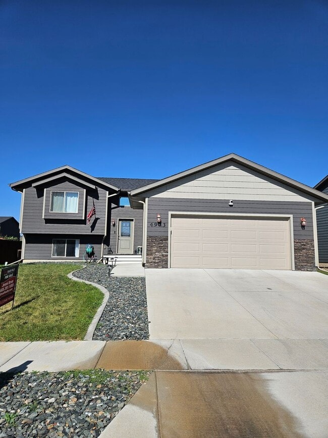 3 BED | 3 BATH | SPLIT FOYER HOME | GARAGE - 3 BED | 3 BATH | SPLIT FOYER HOME | GARAGE