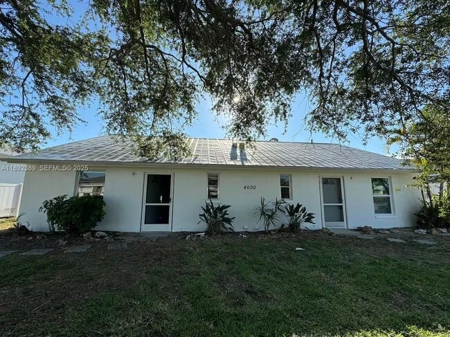 Building Photo - 4600 SW 9th Ave Unit A