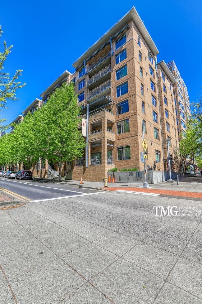 Building Photo - Top-Floor 2BD/2BA Condo w/ Stunning Park Views & Utilities Included Unit 704