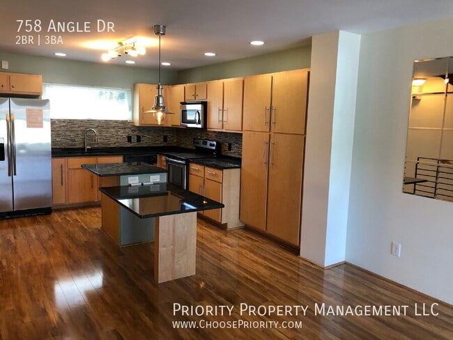 Photo - 758 Angle Dr