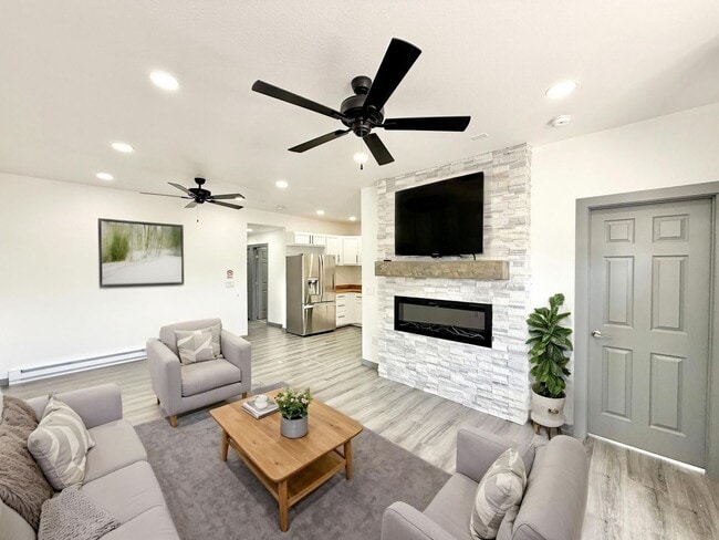 Building Photo - 1839-1839 E 4th St Unit 1837