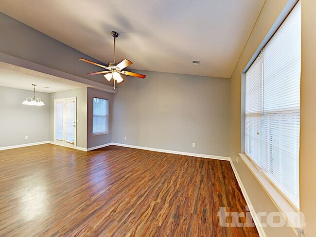 Photo - 109 Jaybird Ln